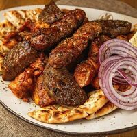 Псита схарас - мясное ассорти в Греческая таверна Порто Миконос