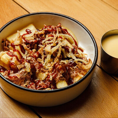 Чиз фрайс с рваной свининой и Bbq в Папины бургеры по цене 559 ₽