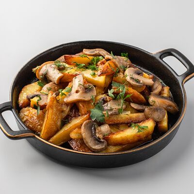 Картошка, жаренная с грибами в Кафе МилАриЯ по цене 455 ₽