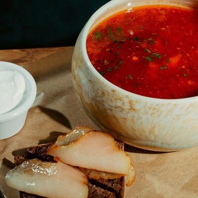 Борщ с мраморной телятиной и копченой сметаной в Хочу и буду по цене 464 ₽