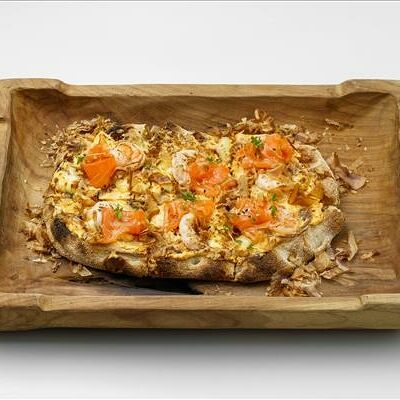 Пицца Лосось, креветки, том ям и стружка тунца в Галки по цене 1400 ₽