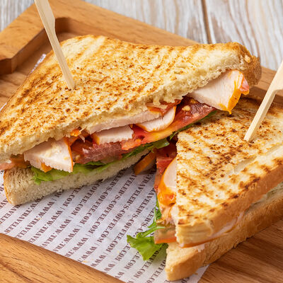 Сэндвич с цыпленком в Кофейня на Остоженке по цене 610 ₽