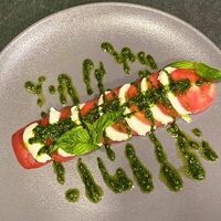 Моцарелла капрезе с томатами в Lemongrass