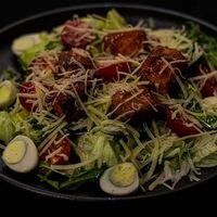 Салат с жареным лососем и руколой в КоФеМан