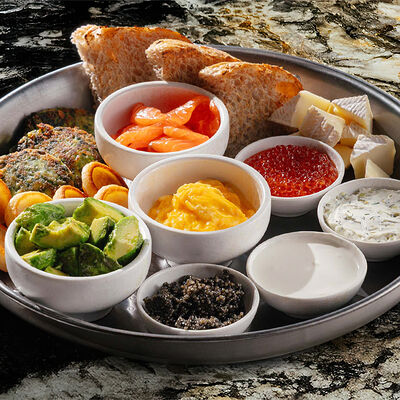 Завтрак на двоих с красной и чёрной икрой, оладьями, слабосолёным лососем, сыром бри и скрэмблом в Cristal по цене 12000 ₽