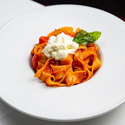 Папарделле с томатами и страчателлой в Бар Соль по цене 470 ₽