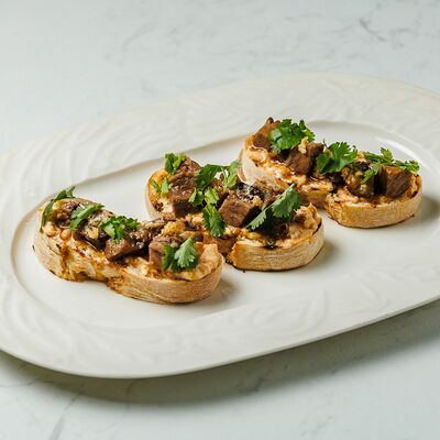 Брускетта с томлёной говядиной в Облака по цене 870 ₽