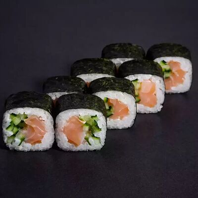 Ролл с копченым лососем и огурцом в Мафия №1 по цене 579 ₽