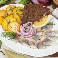 Сельдь с отварным картофелем в Мушмула