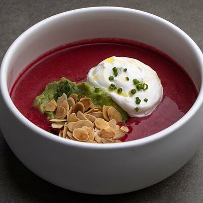 Свекольный гаспачо с муссом фета и гуакамоле в 321 Club by Novikov по цене 610