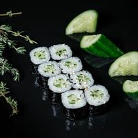 Классический с огурцом ролл в Sushi Box