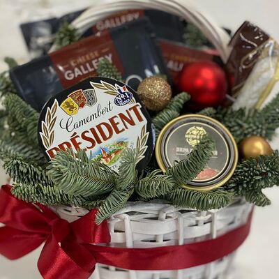 Новогодняя подарочная корзина №5 в Buketonline - Съедобные букеты и клубника в шоколаде по цене 10450 ₽