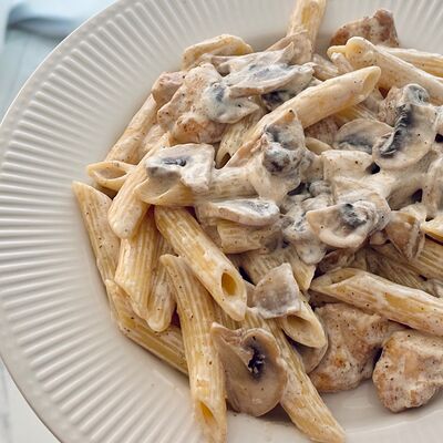 Макароны с курицей и грибами в Grechka по цене 420 ₽