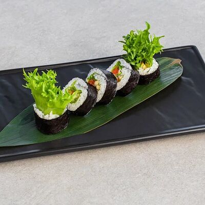 Овощной ролл с соусом песто в Веранда по цене 380 ₽