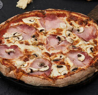 Пицца с ветчиной и грибами в Mojo