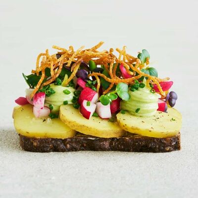 Открытый бутерброд с отварным молодым картофелемв Рыбку съесть по цене 279 ₽