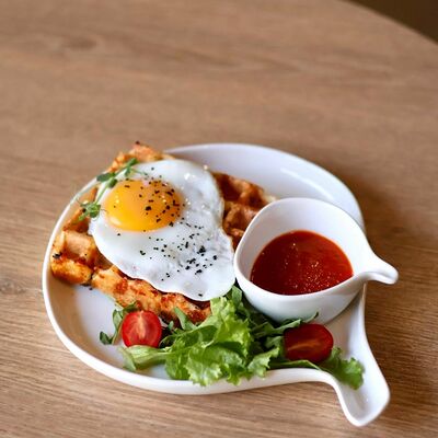 Творожная вафля с сыром, жареным яйцом и шпинатом в Rice foodcoffee по цене 3150 ₸
