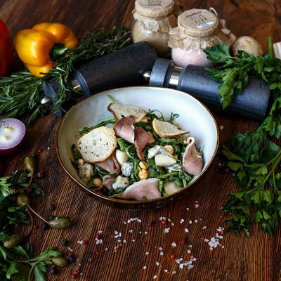 Салат с копчёной утиной грудкой, грушей, горгонзолой и рукколойв Угли по цене 590 ₽