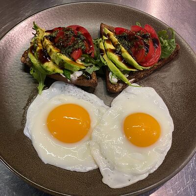 Глазунья с авокадо-тостом в Moonlight Cafe по цене 750 ₽