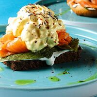 Яйцо Бенедикт с лососем на бородинском хлебе или булочке бриошь в Coffee Cake