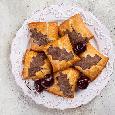 Карманчики с вишней в У Палыча. С пылу, с жару! по цене 395 ₽