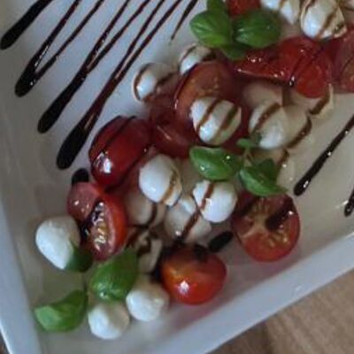 Салат Капрезе в Friends Market по цене 650 ₽