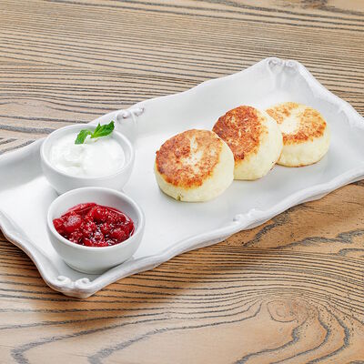 Сырники с домашней сметаной и вареньем в Онегин дача по цене 690 ₽