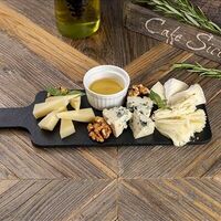 Сырная тарелка в Café Sicilia