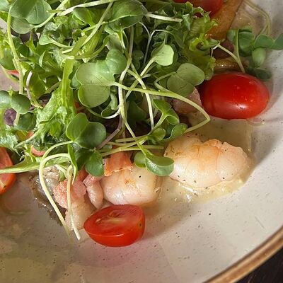 Салат с креветками в The James Shark Pub по цене 460 ₽