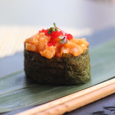 Гункан с лососем и соусом спайси в Uminami по цене 270 ₽