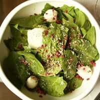 Салат с козьим сыром и мини-шпинатом в Опера