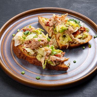 Брускетта с тунцом и хумусом из авокадо в Гриль-бар Балкон по цене 869 ₽