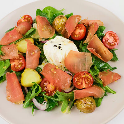 Салат с вяленым тунцом в Нью-Йорк пицца и гриль по цене 620 ₽