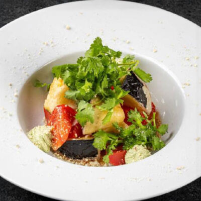 Салат с хрустящими баклажанами в Мидийное место по цене 685 ₽