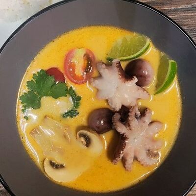 Суп Том Ям с осьминожками в Изуми по цене 595 ₽