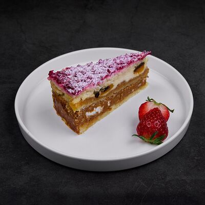 Сливочно-карамельный торт с малиной в Level kitchenbar по цене 470 ₽