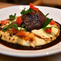 Телячьи щечки с картофельным пюре в Сыроварня