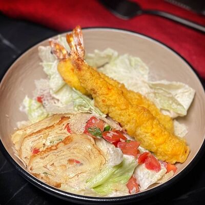 Цезарь с креветкой темпура в Kirova street по цене 420 ₽