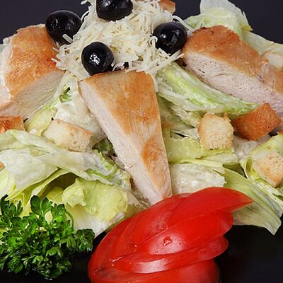 Салат Цезарь с курицейв Хинкали Рулят по цене 730 ₽