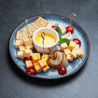 Сырное плато 500гр в Честнок по цене 1600 ₽