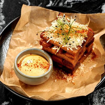 Ржаные гренки с сырным соусом в Look lounge по цене 370 ₽