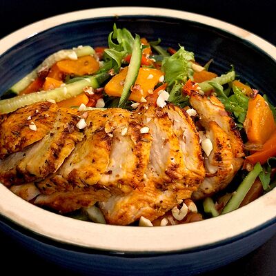 Палео-салат с индейкой и бататом под соусом арахисовый карри в Байский по цене 820 ₽