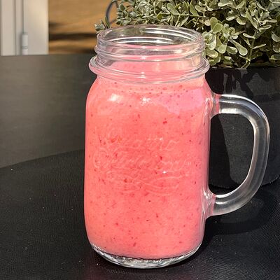 Смузи Молочная клубника в Coffee Pit по цене 350 ₽