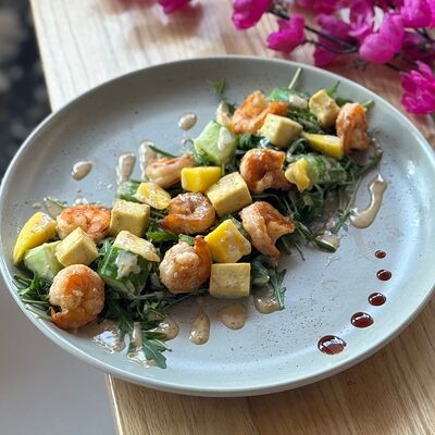 Салат с креветками и сыром в Сакура по цене 990 ₽