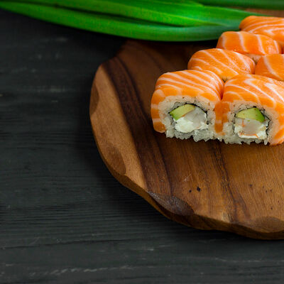 Ролл Филадельфия с креветкой в Yomayo по цене 690 ₽