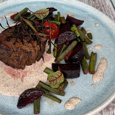 Филе-миньон с перечным соусом, запечённой свеклой и фасолью в Сова по цене 1395 ₽