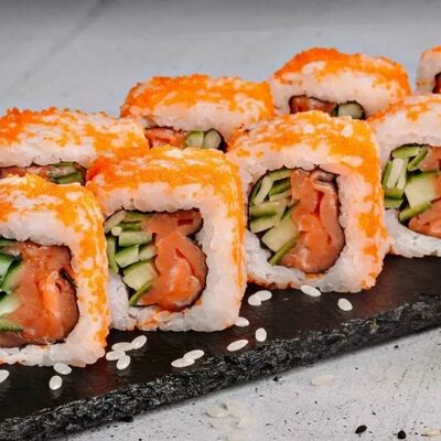 Калифорния сяке с икрой в Суши Мастер по цене 259 ₽