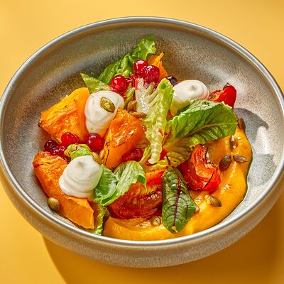 Салат с тыквой и печеными томатами в Пеперончино по цене 495 ₽