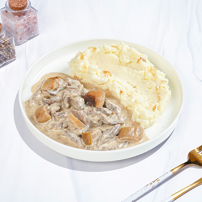 Строганов с белыми грибами и пюре в Магбургер & Братья Караваевы по цене 440