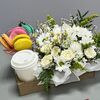 Цветочная композиция с кофе и макарунсамив Дарите красиво по цене 4199